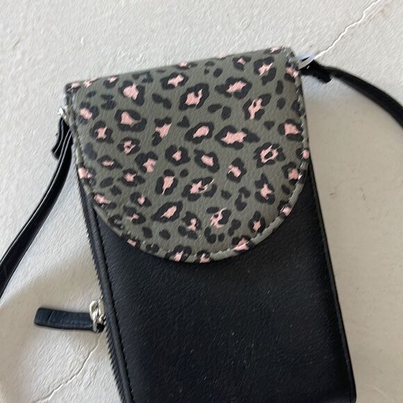 Cheetah print black crossbody travel phone wallet with zipper - Picture 2 of 5